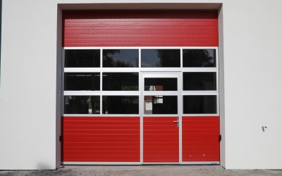 průmyslová vrata L+ s proskleným panelem a vstupními dveřmi